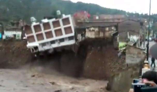 Ξενοδοχείο στο Περού έπεσε μέσα σε ποτάμι (βίντεο)